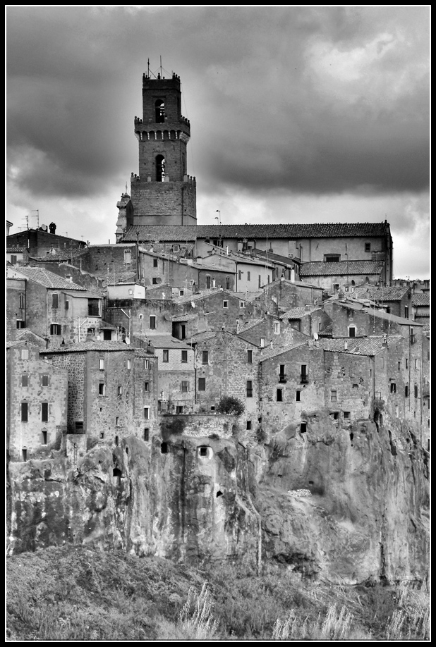 photo "Pitigliano" tags: architecture, black&white, landscape, 