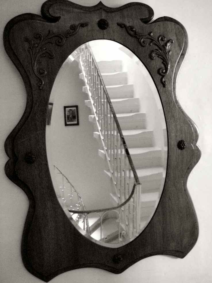 photo "The Mirror´s world" tags: interior, black&white, 