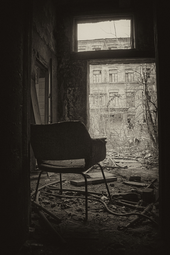 фото "тихое место" метки: разное, черно-белые, интерьер, апокалипсис, разруха, стул
