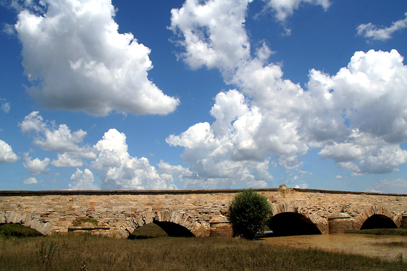 photo "Old Bridge" tags: landscape, architecture, bridge, clouds, river, sky, spring