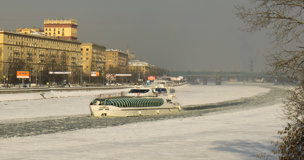 photo "River, frost, and the boat" tags: landscape, city, winter