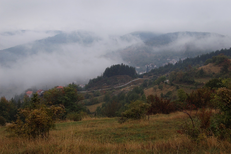 photo "Rodopi mountain-Borovo vilage in outumn fog" tags: landscape, autumn