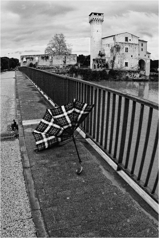 photo "Зонт" tags: city, black&white, 
