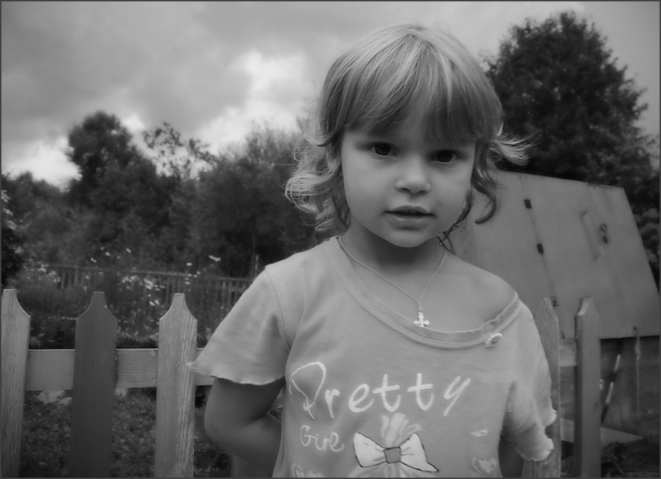 photo "A girl with watering can" tags: portrait, black&white, children