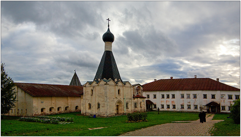 photo "Monastic court yard" tags: architecture, travel, landscape, Europe