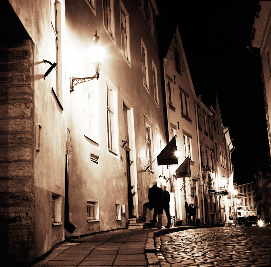 photo "In the old town (or trapped in the touristy trap)" tags: city, black&white, 