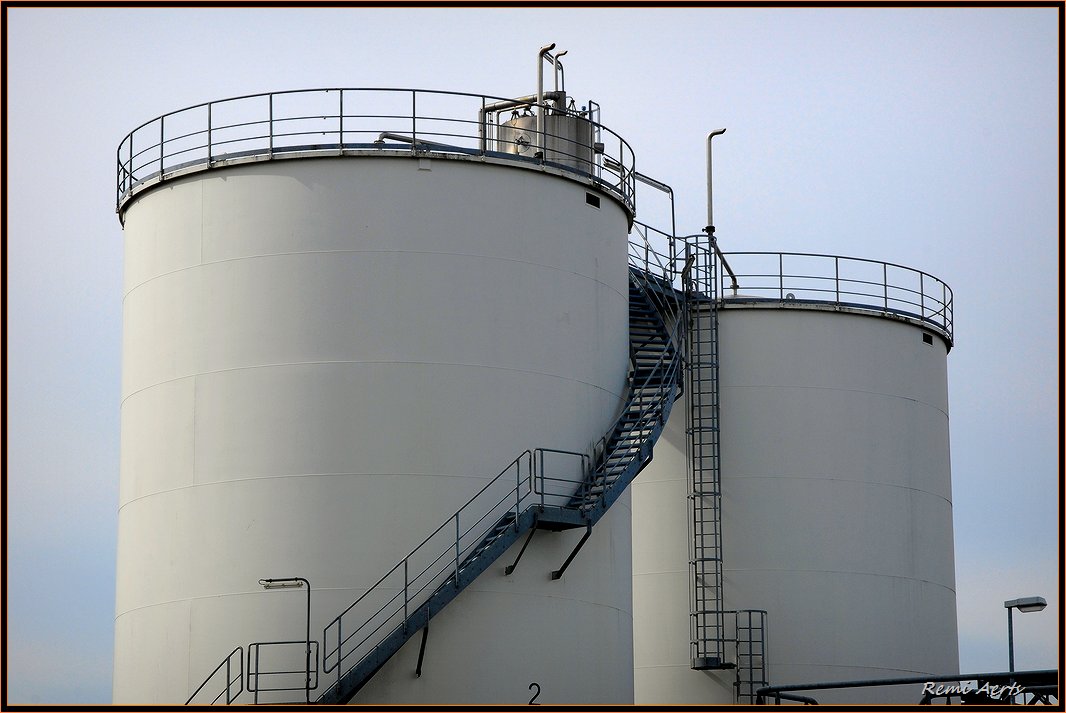 photo "Oil ?" tags: architecture, reporting, landscape, 