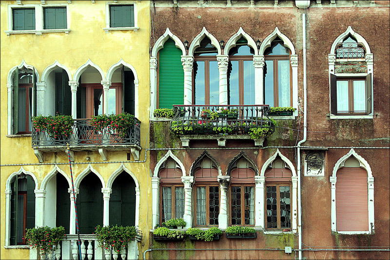 photo "Balconies and windows" tags: architecture, city, Venice