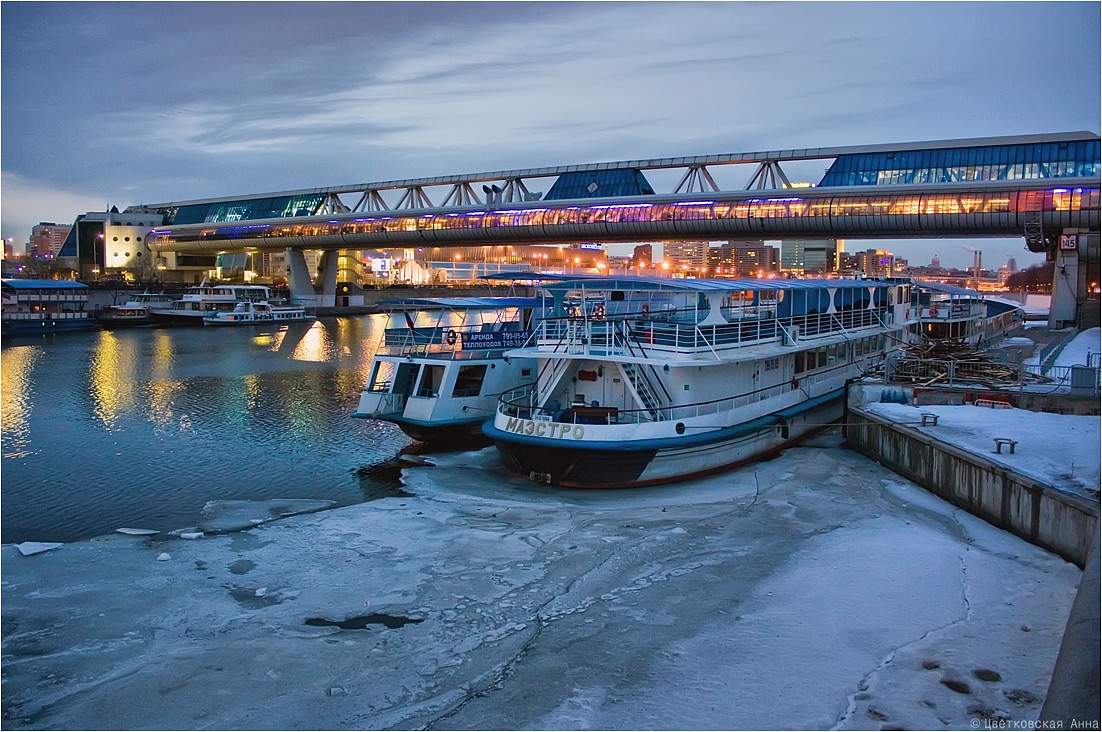photo "***" tags: city, Moscow, bridge, night, river, ship, winter