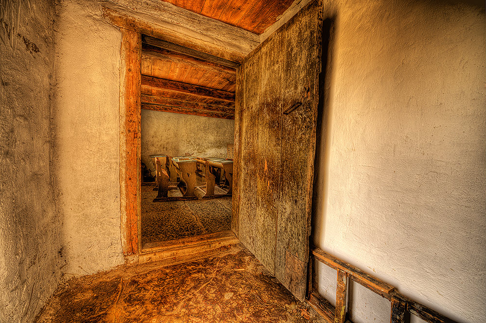 photo "Door too an old word" tags: interior, 