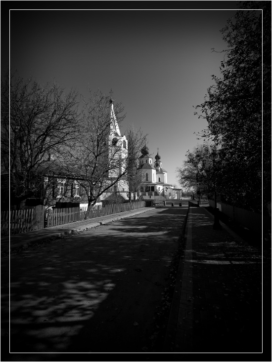 photo "Прицерковная Усадьба" tags: architecture, black&white, landscape, 