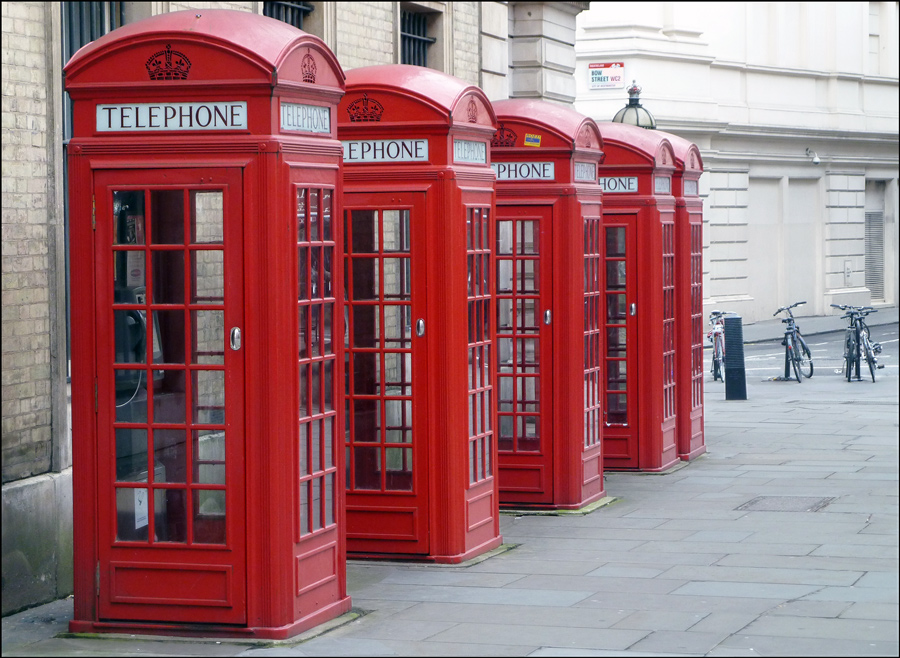 photo "Our operators are standing by" tags: travel, city, Europe