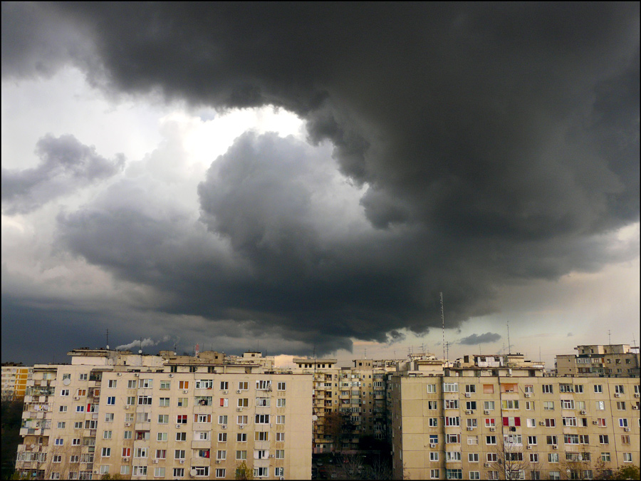 фото "Menacing clouds" метки: пейзаж, архитектура, город, облака