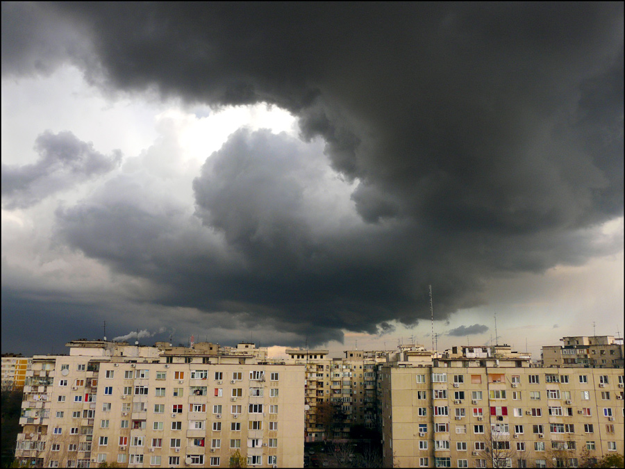 photo "Menacing clouds" tags: landscape, architecture, city, clouds