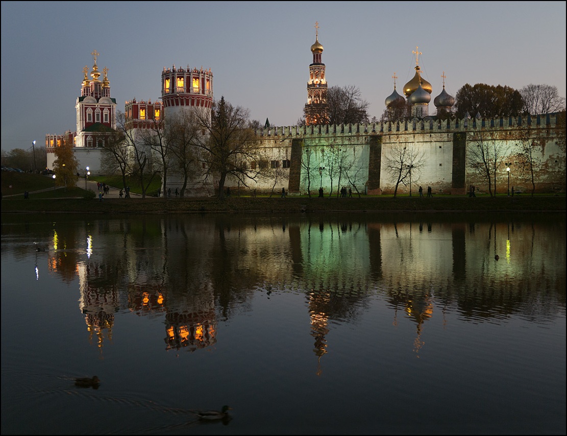 photo "Admiring the ducks" tags: architecture, landscape, 