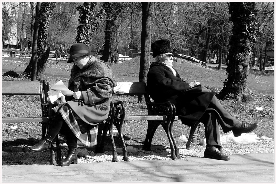 photo "Each with his world" tags: reporting, black&white, park, people