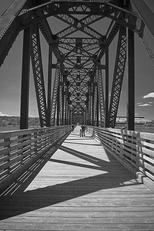 photo "Crossing the Bridge" tags: architecture, black&white, landscape, 