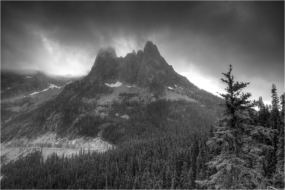 photo "And sun somewhere behind the rocks..." tags: landscape, black&white, mountains
