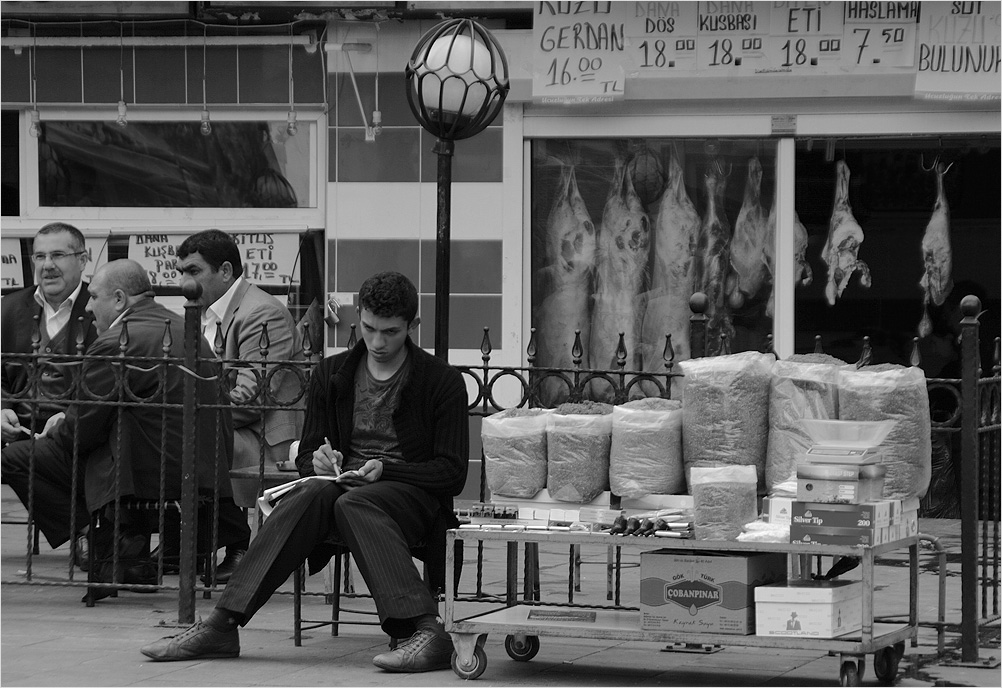 photo "The thoughtful seller" tags: genre, portrait, man