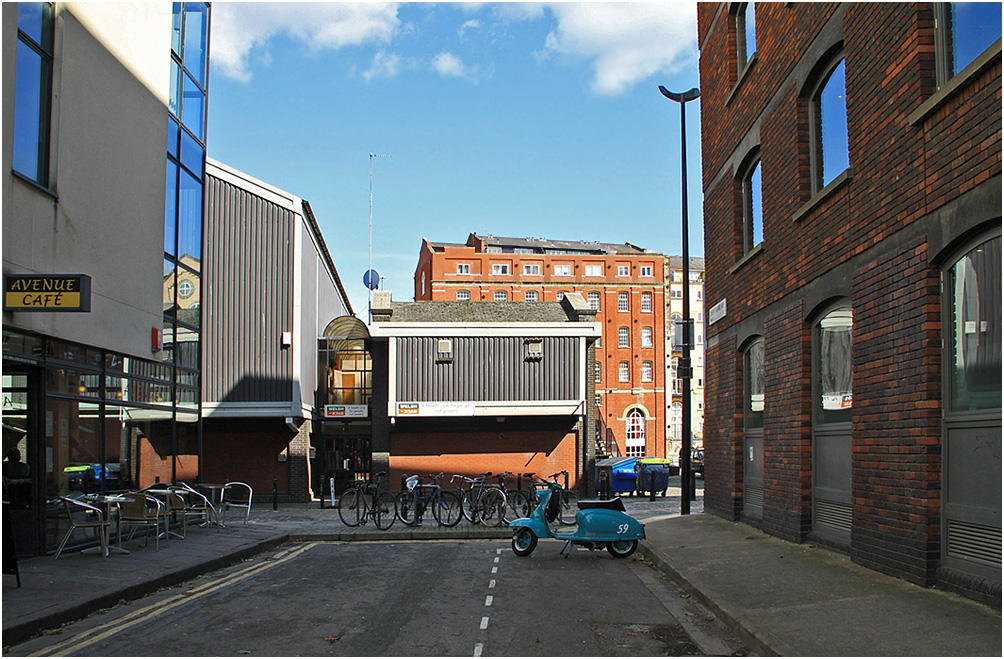 photo "Avenue cafe" tags: city, 