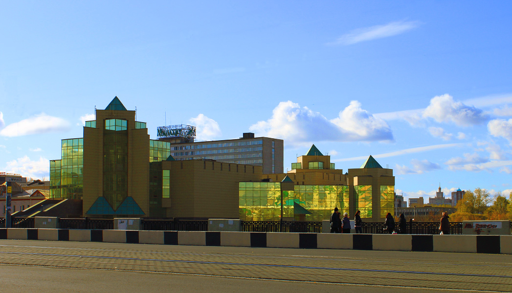 photo "Life in the windows of the museum" tags: city, 