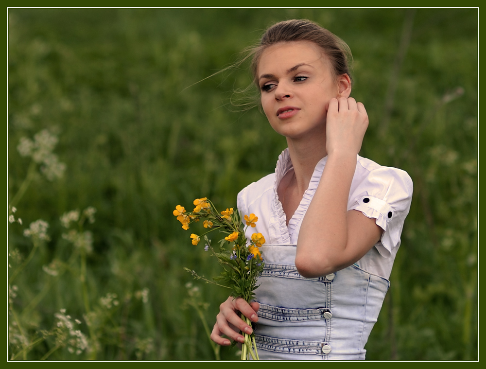 photo "The girl with a bouquet of wild flowers" tags: portrait, woman