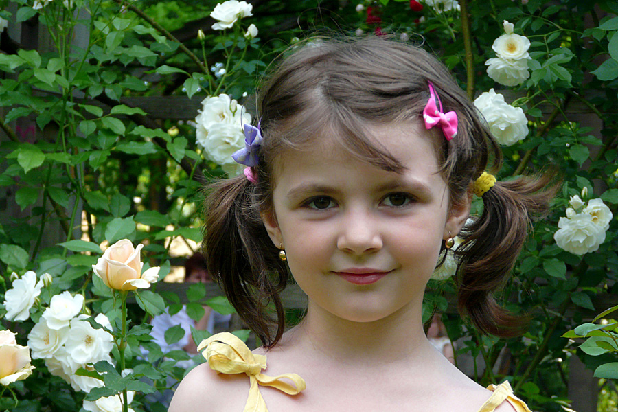 photo "A "flower" among the roses" tags: portrait, children, park, rose, spring
