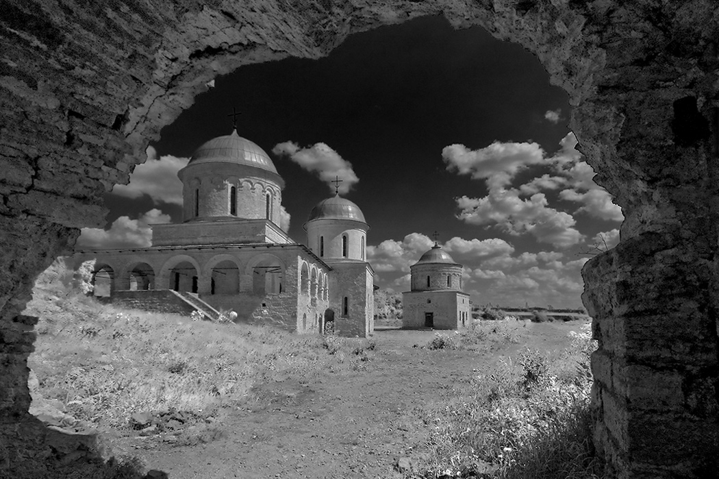 photo "Mystique of the old fortress." tags: architecture, landscape, summer