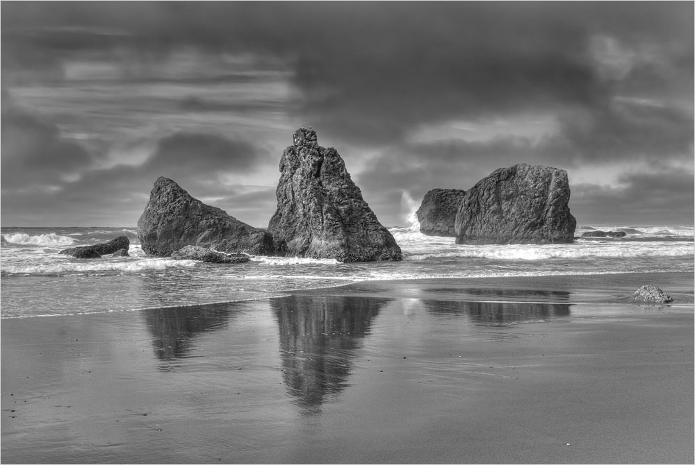 photo "Rocks, waves, and reflections" tags: landscape, black&white, water