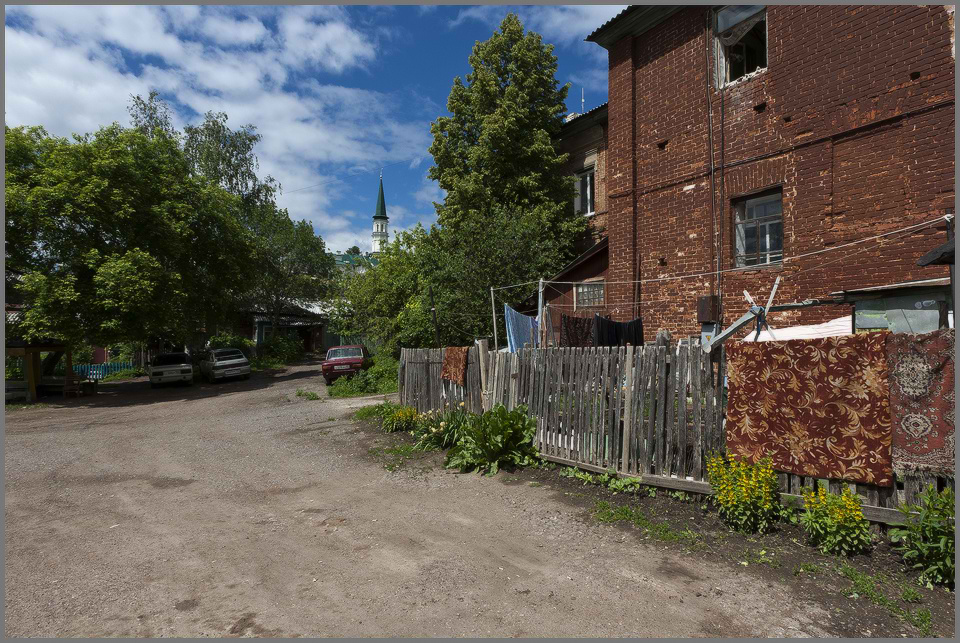 фото "Уфимские дворики в июне..." метки: архитектура, пейзаж, 