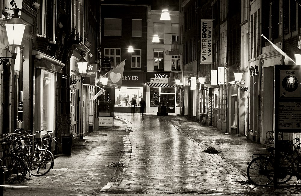 photo "Roermond at Night - Brugstraat" tags: travel, black&white, Europe