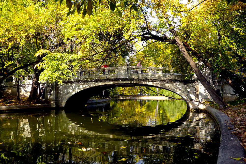 photo "Bridge in park" tags: landscape, Bucharest, autumn, bridge, lake, park, reflections