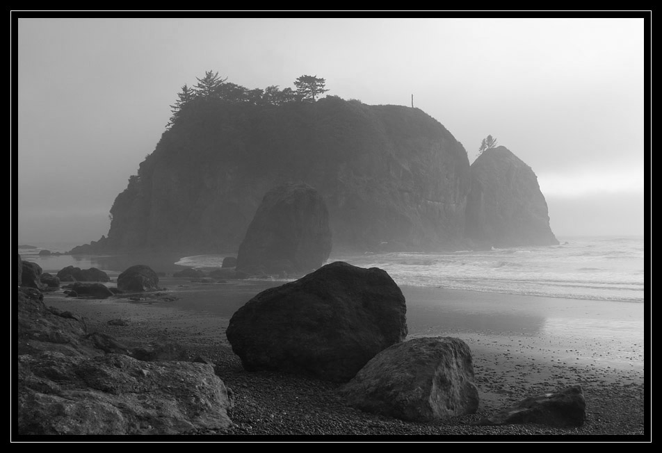 photo "Island in fog" tags: landscape, black&white, water