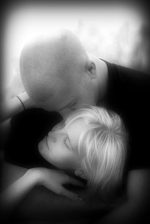photo "In Your Arms" tags: portrait, black&white, 
