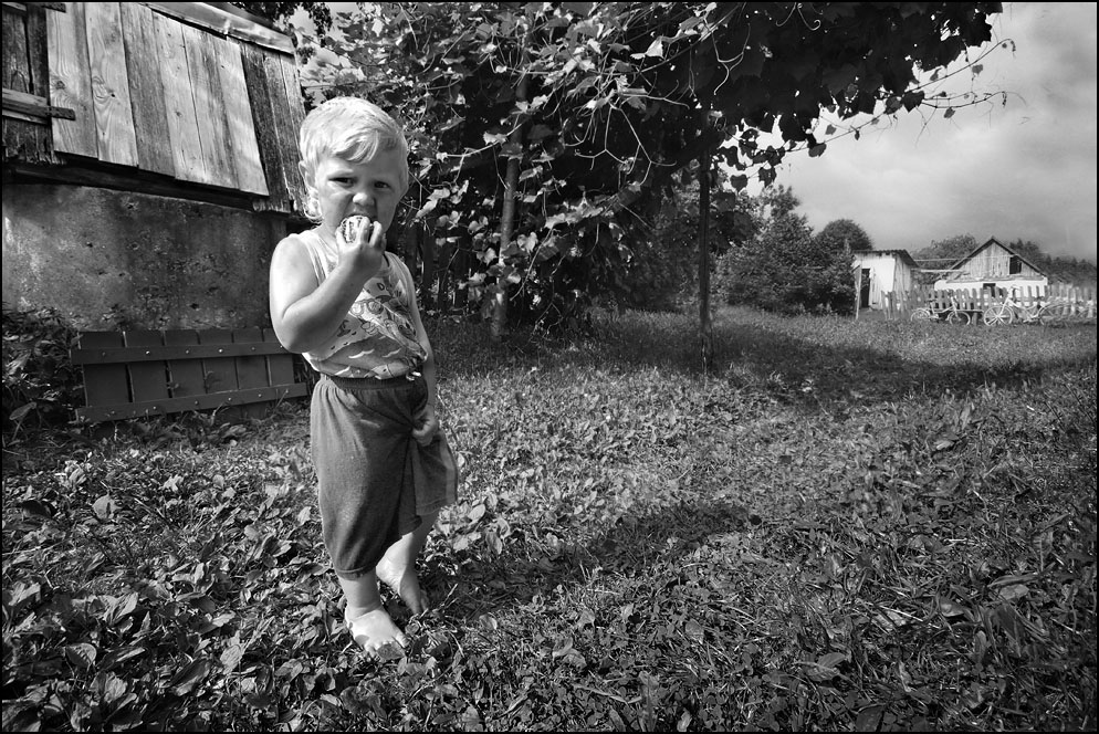 photo "A boy with an orange." tags: genre, black&white, 