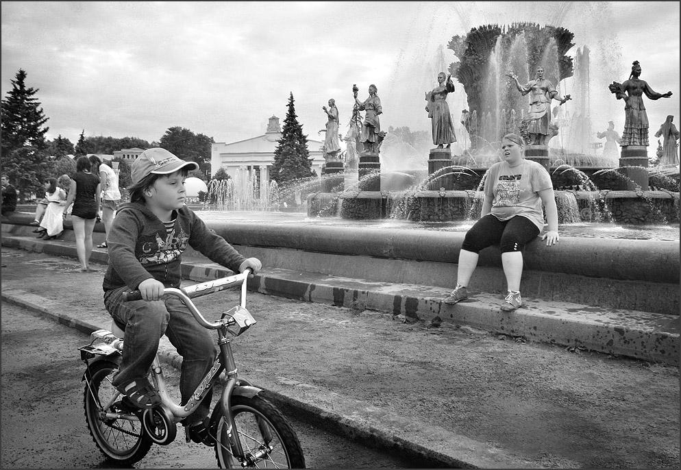 фото "У фонтана :)" метки: жанр, черно-белые, 
