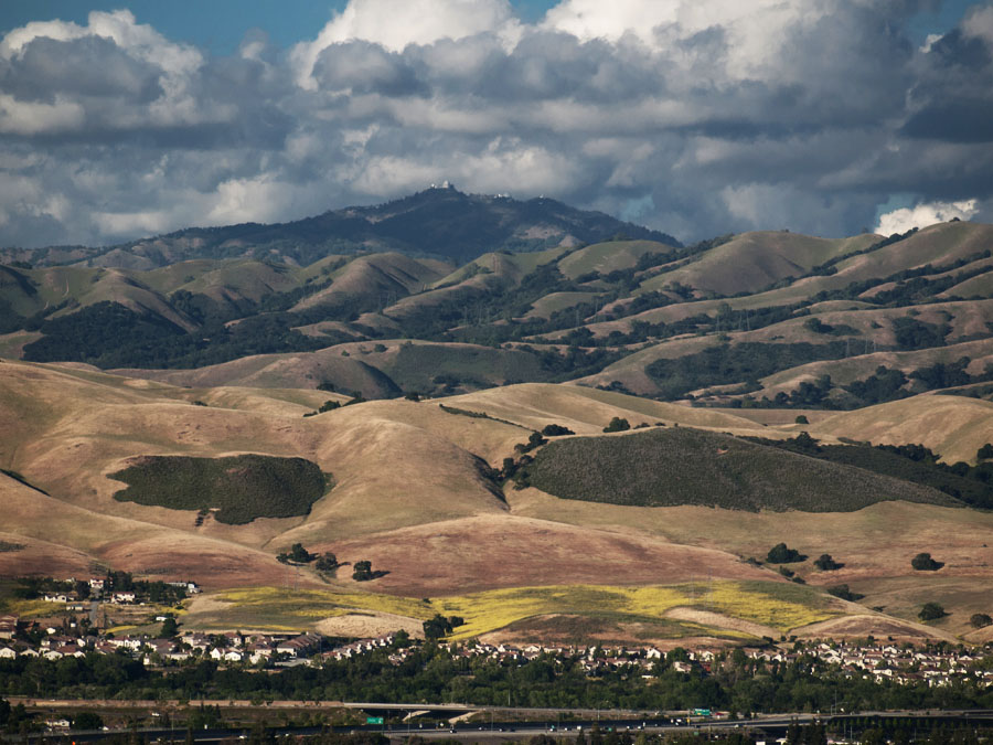 photo "Дорога, город, гора, обсерваторя и облака" tags: landscape, clouds, mountains