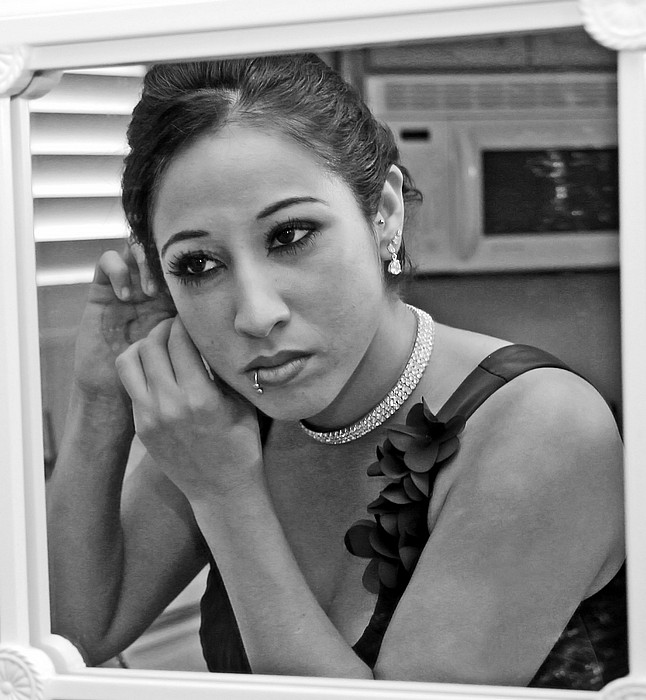 photo "Primping" tags: portrait, black&white, woman