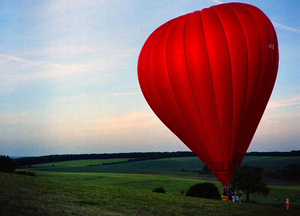 photo "a little girl and a baloon" tags: landscape, genre, summer