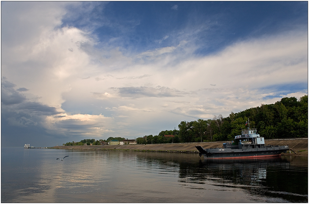 photo "Quay of Kozmodemjansk" tags: landscape, clouds, water