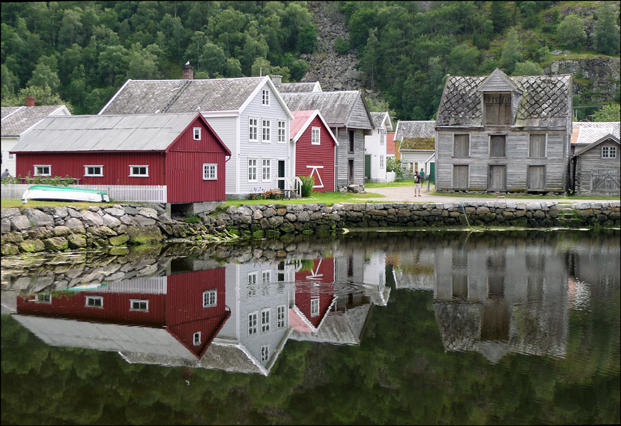 These houses many years ago. Много домиков. Одинаковые домики.