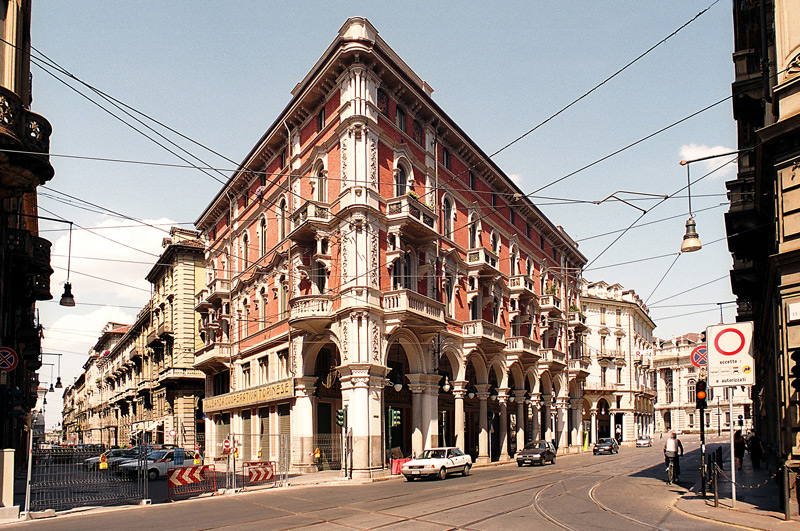 photo "Corner house" tags: architecture, travel, city, Europe, building, street