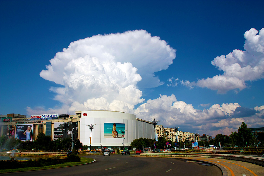 фото "Metamorphosis" метки: архитектура, пейзаж, город, building, Бухарест, небо, облака, улица