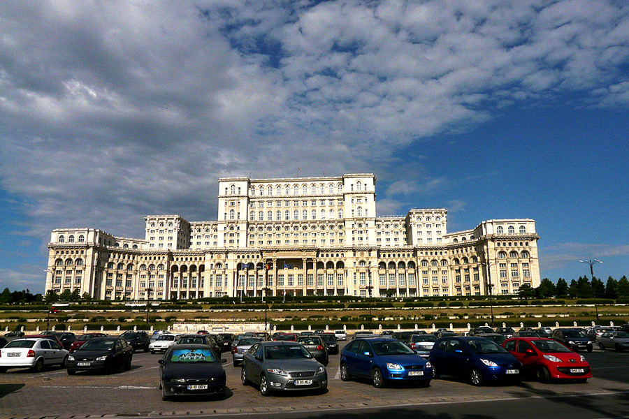 фото "Colossus of Bucharest" метки: архитектура, город, building, Бухарест, небо
