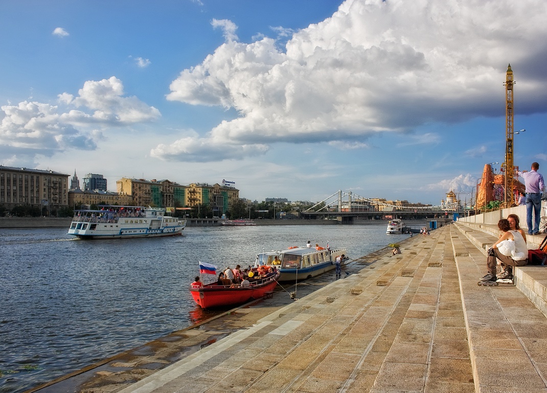 photo "***" tags: city, Moscow, building, clouds, river, ship, water