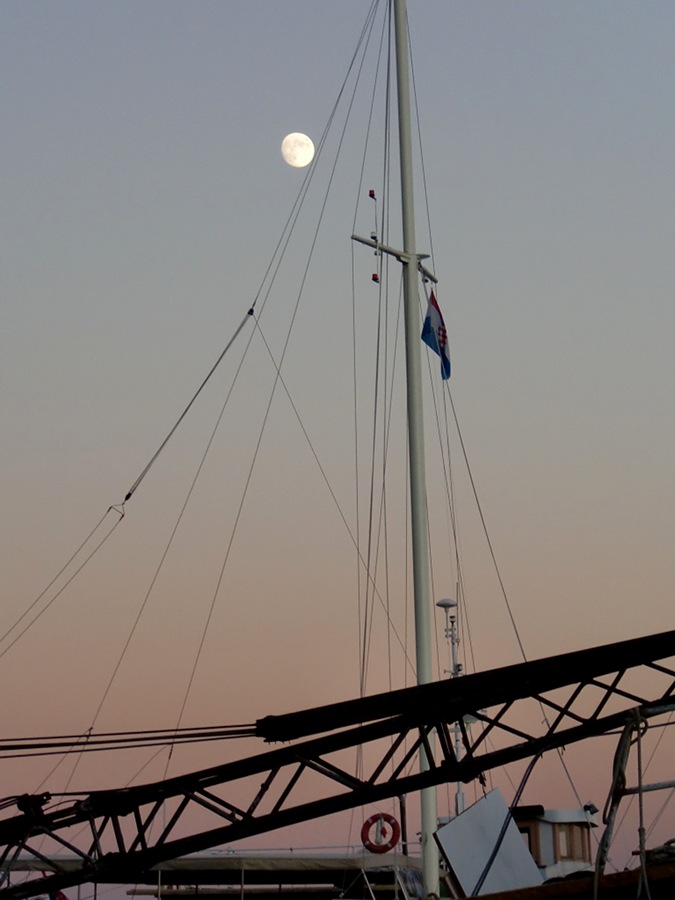 photo "evening moon" tags: landscape, travel, winter