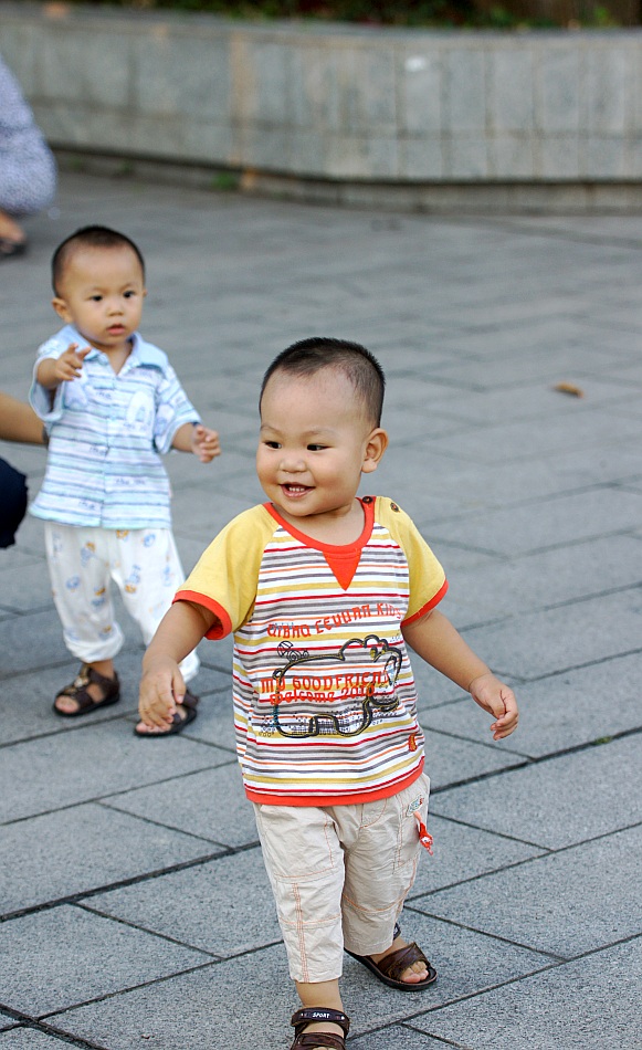 photo "run away" tags: portrait, travel, Asia, children