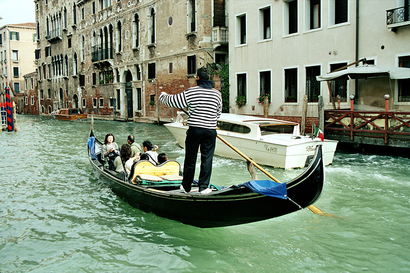 photo "Discovering Venice" tags: travel, reporting, Europe, Venice, boat, people