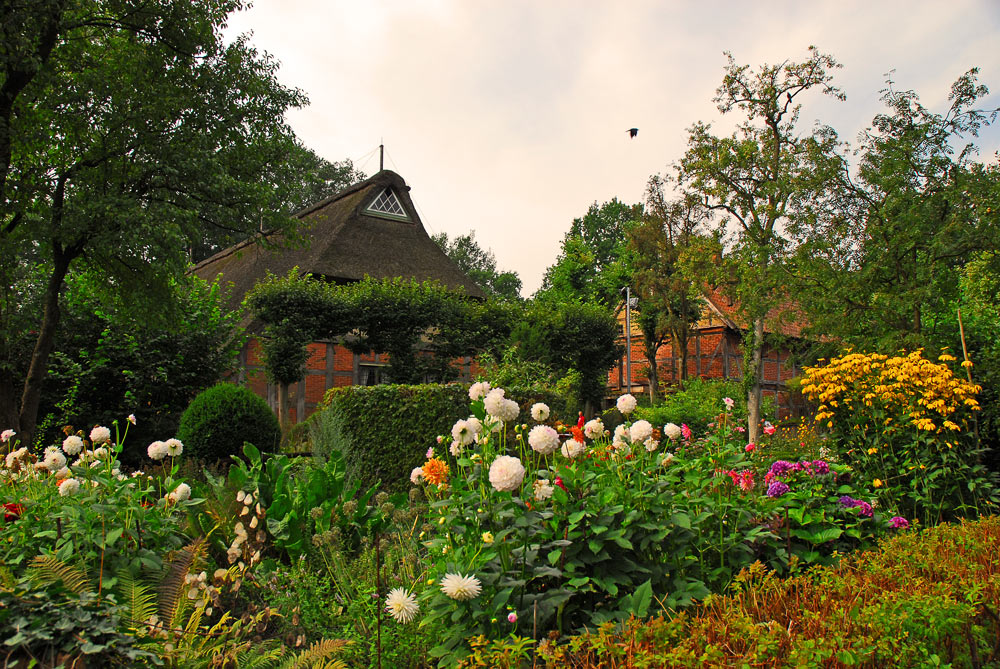 photo "the old farmhousegarden" tags: architecture, nature, landscape, flowers