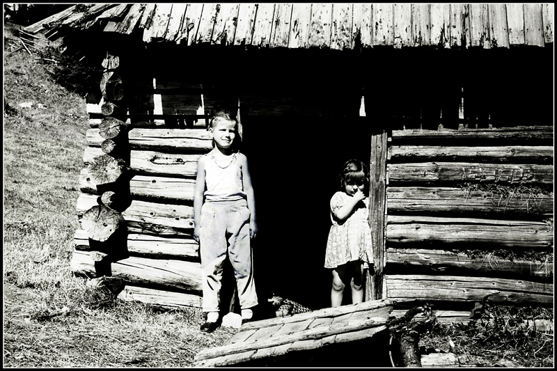 photo "Girls forester" tags: black&white, reporting, mountains, people